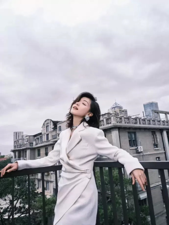 万茜西装连衣裙写真照,干练稳重又不失优雅感