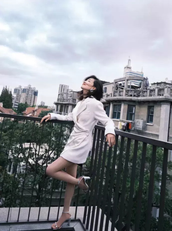 万茜西装连衣裙写真照,干练稳重又不失优雅感