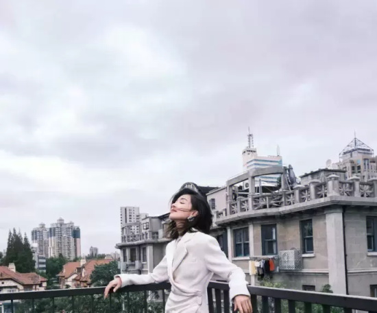 万茜西装连衣裙写真照,干练稳重又不失优雅感