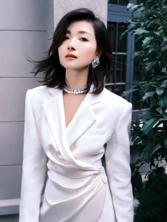 万茜西装连衣裙写真照,干练稳重又不失优雅感