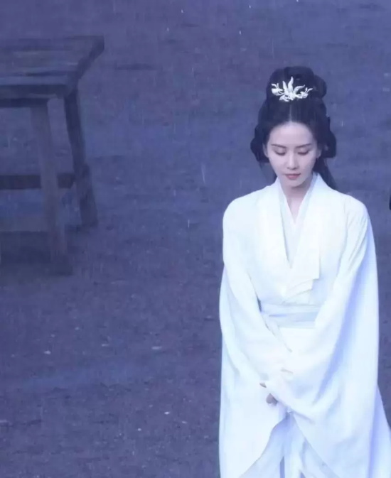 《一念关山》路透图,刘诗诗一袭白衣撑伞氛围感拉满