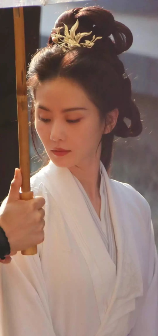 《一念关山》路透图,刘诗诗一袭白衣撑伞氛围感拉满