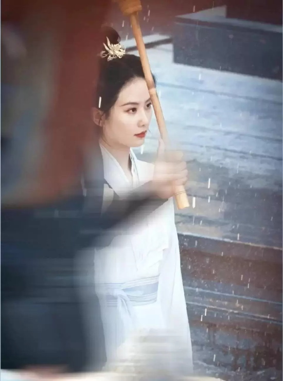 《一念关山》路透图,刘诗诗一袭白衣撑伞氛围感拉满