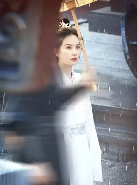 《一念关山》路透图,刘诗诗一袭白衣撑伞氛围感拉满