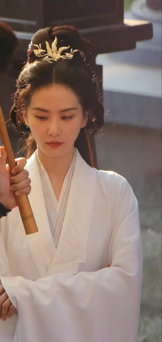 《一念关山》路透图,刘诗诗一袭白衣撑伞氛围感拉满