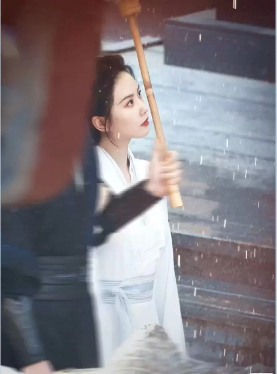 《一念关山》路透图,刘诗诗一袭白衣撑伞氛围感拉满