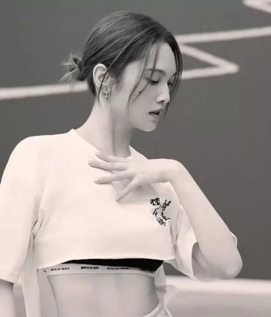 杨丞琳晒舞社排练照,露出纤细小蛮腰身材好