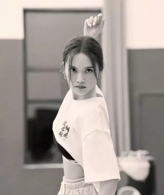 杨丞琳晒舞社排练照,露出纤细小蛮腰身材好