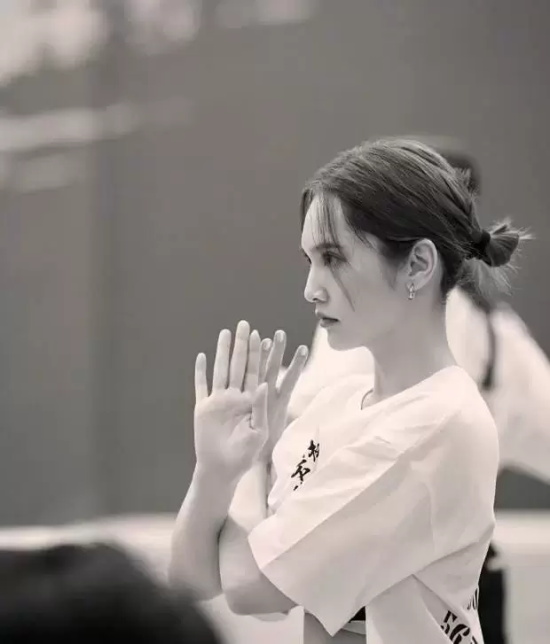 杨丞琳晒舞社排练照,露出纤细小蛮腰身材好