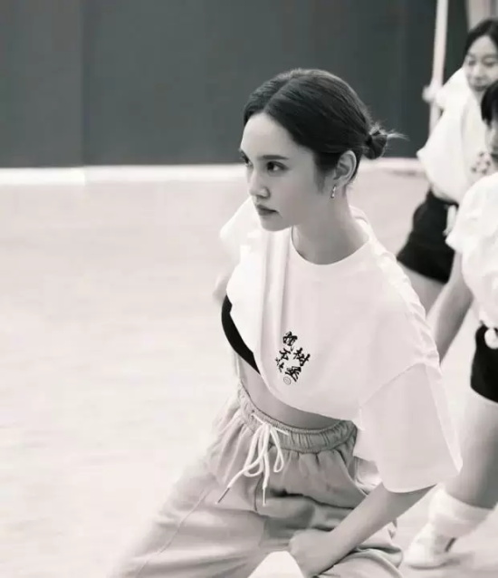 杨丞琳晒舞社排练照,露出纤细小蛮腰身材好