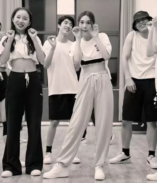 杨丞琳晒舞社排练照,露出纤细小蛮腰身材好