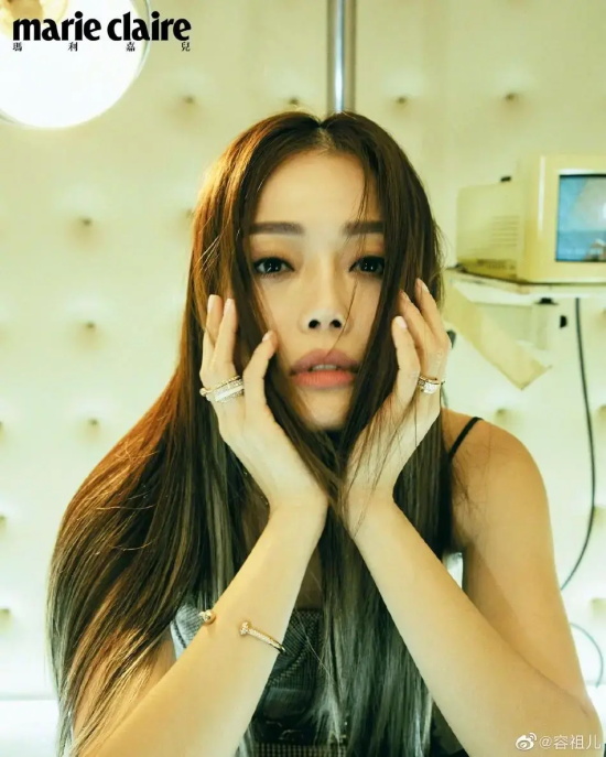 容祖儿明艳妩媚写真美图,配搭透视图运动长裤帅酷十足