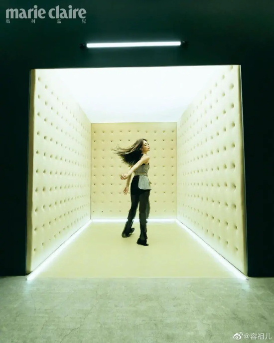 容祖儿明艳妩媚写真美图,配搭透视图运动长裤帅酷十足