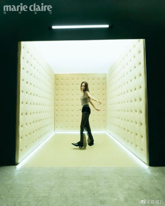 容祖儿明艳妩媚写真美图,配搭透视图运动长裤帅酷十足