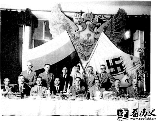 1934年,罗扎耶夫斯基(前排左二)在哈尔滨出席俄罗斯法西斯党的宴会。