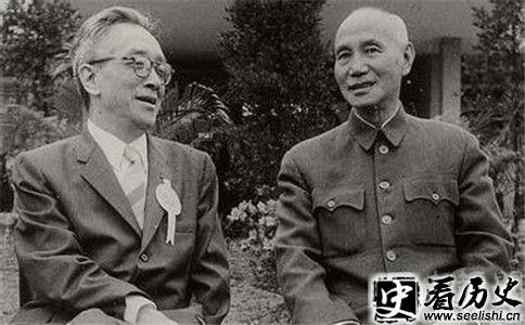 胡适(左)和蒋介石