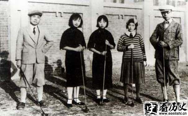 溥仪与二妹韫和三妹韫颖等在高尔夫球