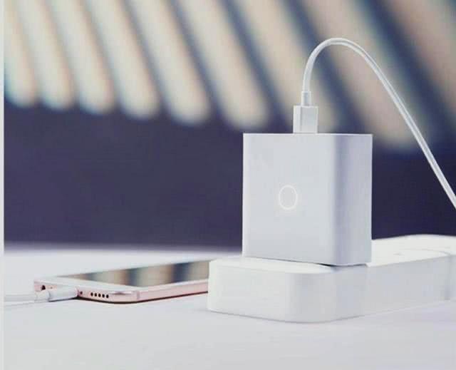 从手机问世以来,为啥万能充只存在了短短的几年就被淘汰了?答案其实很简单-