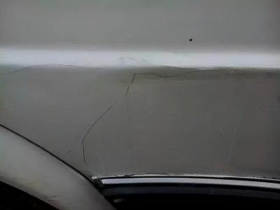 ​白色车身上有很多斑点怎么清除（车身有白色斑点怎么办）