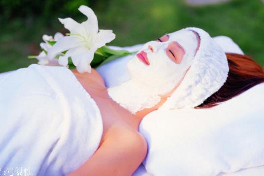 面粉面膜会堵塞毛孔吗 面粉面膜的功效与制作方法 面粉面膜会堵塞毛孔吗 面粉面膜的功效与制作方法