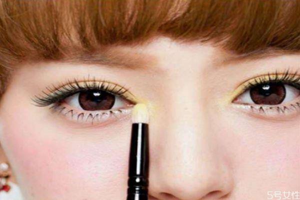 暖黄色眼妆怎么画 黄色眼影画法步骤 暖黄色眼妆怎么画 黄色眼影画法步骤