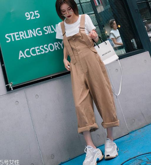 2022年流行什么样的背带裤 帅气减龄风 2022年流行什么样的背带裤 帅气减龄风