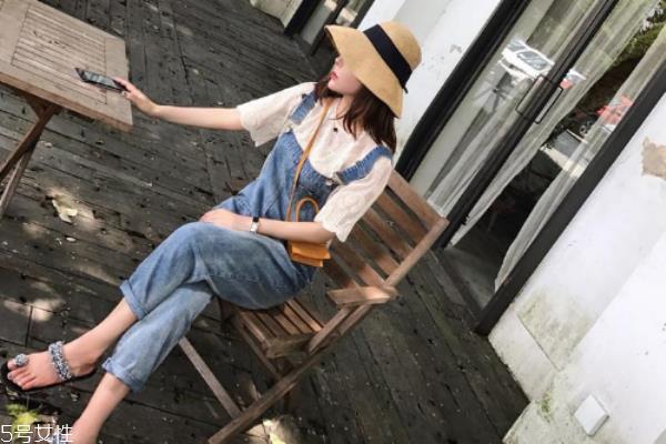 2022年流行什么样的背带裤 帅气减龄风 2022年流行什么样的背带裤 帅气减龄风