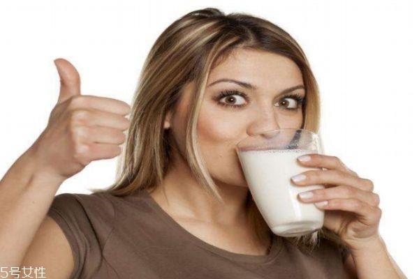 睡前喝一杯牛奶的好处 睡前需要注意什么事项呢 睡前喝一杯牛奶的好处 睡前需要注意什么事项呢