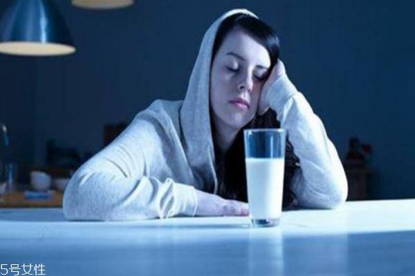 睡前喝一杯牛奶的好处 睡前需要注意什么事项呢 睡前喝一杯牛奶的好处 睡前需要注意什么事项呢