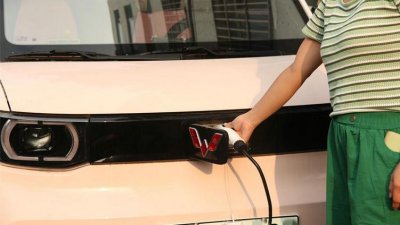 ​五菱宏光迷你mini版电动车怎么充电