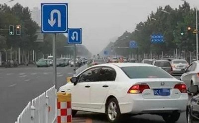 ​双黄虚线掉头看红绿灯吗