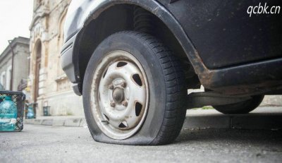 ​高速上车爆胎了怎么办救援