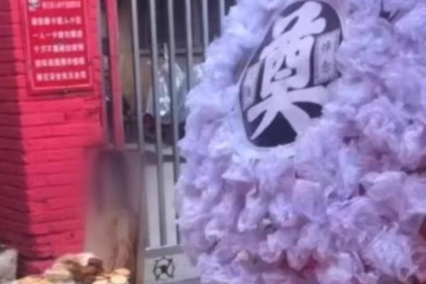 男子为寻妻在小区门口设灵堂 夫妻矛盾最好的解决方式 男子为寻妻在小区门口设灵堂 夫妻矛盾最好的解决方式