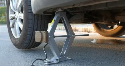 ​车载千斤顶怎么用 小汽车千斤顶使用方法