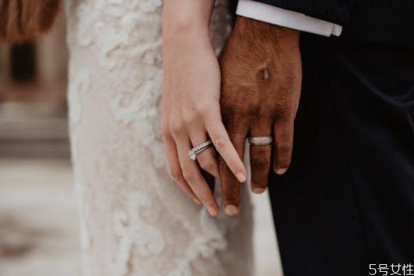 真正放下前妻是怎样的 男人还惦记前妻的表现 真正放下前妻是怎样的 男人还惦记前妻的表现