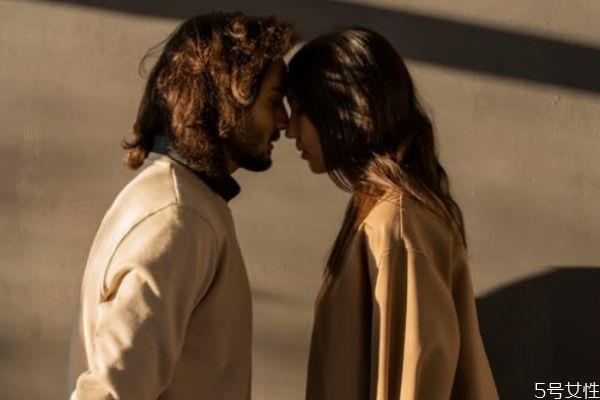 真正放下前妻是怎样的 男人还惦记前妻的表现 真正放下前妻是怎样的 男人还惦记前妻的表现