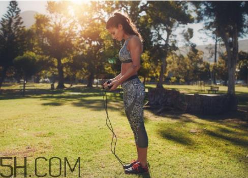 跳绳饭前好还是饭后好?跳绳跳多长时间合适? 跳绳饭前好还是饭后好?跳绳跳多长时间合适?