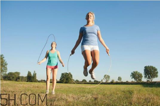 跳绳饭前好还是饭后好?跳绳跳多长时间合适? 跳绳饭前好还是饭后好?跳绳跳多长时间合适?