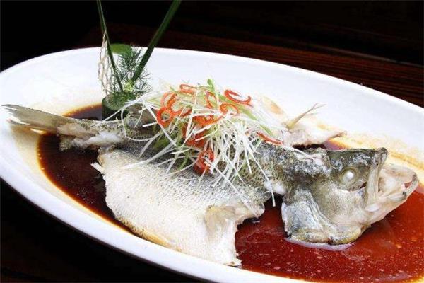 蒸鲈鱼要腌多长时间 鲈鱼蒸出来很腥怎么办 蒸鲈鱼要腌多长时间 鲈鱼蒸出来很腥怎么办