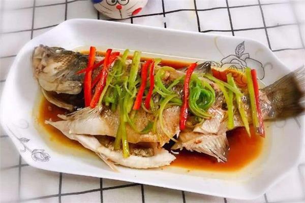 蒸鲈鱼要腌多长时间 鲈鱼蒸出来很腥怎么办 蒸鲈鱼要腌多长时间 鲈鱼蒸出来很腥怎么办
