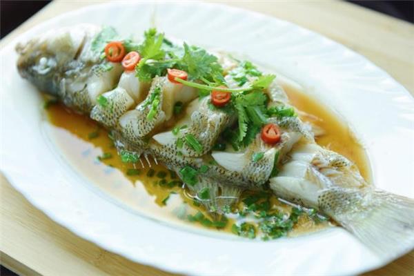 蒸鲈鱼要腌多长时间 鲈鱼蒸出来很腥怎么办 蒸鲈鱼要腌多长时间 鲈鱼蒸出来很腥怎么办