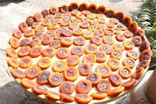 柿饼和奶茶可以一起吃吗 吃了柿饼还能喝奶茶吗 柿饼和奶茶可以一起吃吗 吃了柿饼还能喝奶茶吗