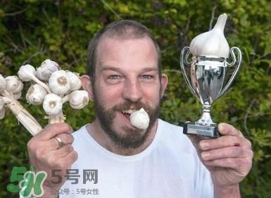 生吃蒜头有什么好处?生吃蒜头的功效和作用 生吃蒜头有什么好处?生吃蒜头的功效和作用