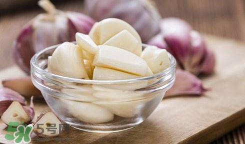 生吃蒜头有什么好处?生吃蒜头的功效和作用 生吃蒜头有什么好处?生吃蒜头的功效和作用