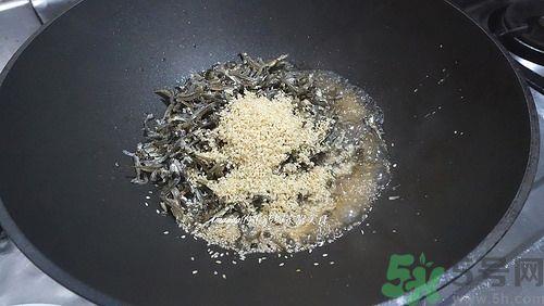 小鱼干怎么炒好吃?蜜汁小鱼干的做法 小鱼干怎么炒好吃?蜜汁小鱼干的做法