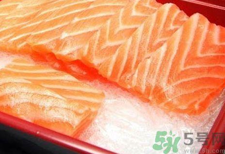 吃三文鱼能喝牛奶吗?三文鱼可以和牛奶一起吃吗? 吃三文鱼能喝牛奶吗?三文鱼可以和牛奶一起吃吗?