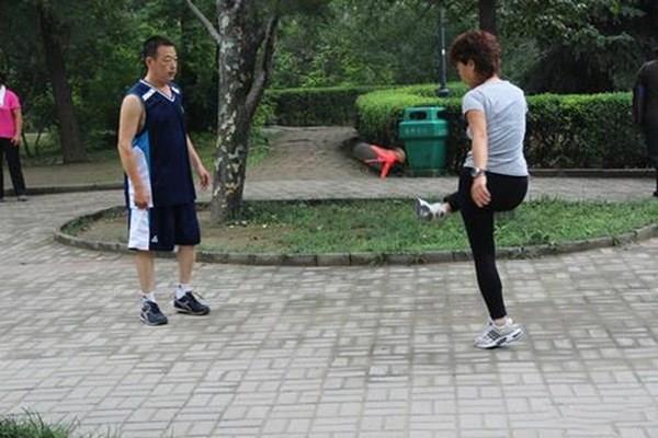 踢毽子可以瘦腿吗 踢毽子多久能达到减肥效果 踢毽子可以瘦腿吗 踢毽子多久能达到减肥效果