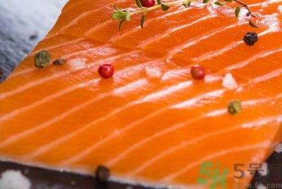 ​三文鱼可以和菠菜尤其一起吃吗?三文鱼能和菠菜同吃吗?