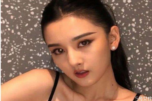 什么样的风格适合烟熏妆 适合烟熏妆的女生 什么样的风格适合烟熏妆 适合烟熏妆的女生