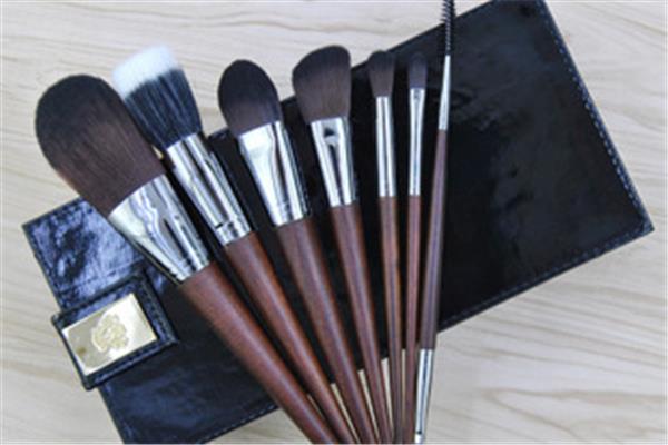 粉底刷会把毛孔刷大吗 粉底刷对皮肤有害吗